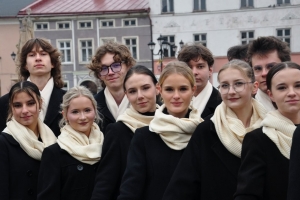 Polonez maturzystów na żywieckim rynku - zdjęcie24