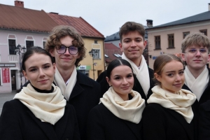 Polonez maturzystów na żywieckim rynku - zdjęcie14