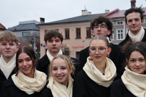 Polonez maturzystów na żywieckim rynku - zdjęcie28