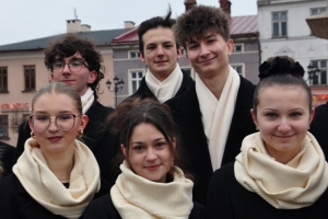 Polonez maturzystów na żywieckim rynku - zdjęcie29