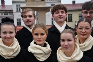 Polonez maturzystów na żywieckim rynku - zdjęcie30