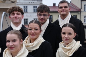 Polonez maturzystów na żywieckim rynku - zdjęcie31