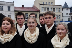 Polonez maturzystów na żywieckim rynku - zdjęcie33