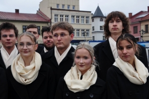 Polonez maturzystów na żywieckim rynku - zdjęcie34