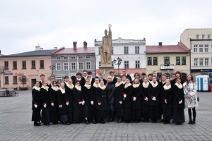 Polonez maturzystów na żywieckim rynku - zdjęcie35