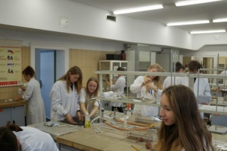 Uczniowie klas 3c i 3d na zajęciach laboratoryjnych z chemii w Katowicach