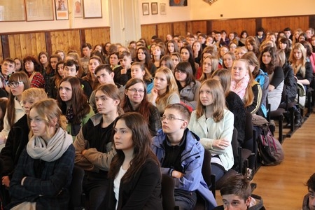 Aula po brzegi pełna gimnazjalistów – Dzień Otwarty I LO