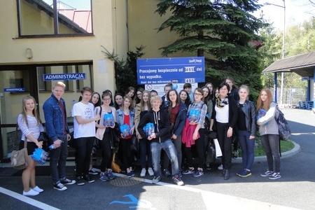 Uczniowie naszego liceum zwiedzają nowoczesną wytwórnię wody butelkowanej
