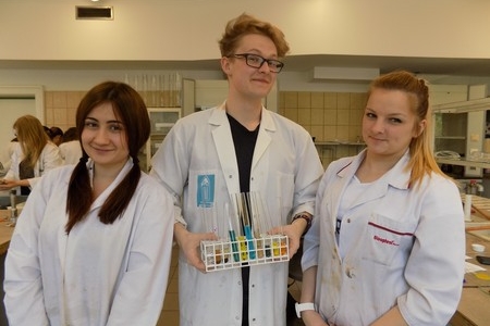 Klasa 2c na zajęciach laboratoryjnych z chemii w Katowicach, 22.04.2016