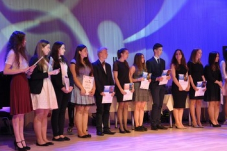 Uhonorowani za osiągnięcia - bardzo liczna grupa licealistów z Kopernika w gronie wyróżnionych uczni