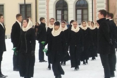 Poloneza czas zacząć po raz drugi… na żywieckim rynku taniec wspaniale odtańczyli tegoroczni maturzy